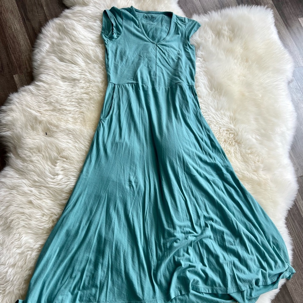 Softest dress ever by Peruvian Connection! The color is light teal. ♥️